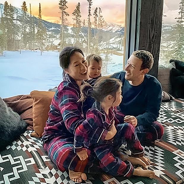 Escena familiar de Mark Zuckerberg y Priscilla Chan con sus hijas, August y Maxima; hace un año llegó la tercera, Aurelia