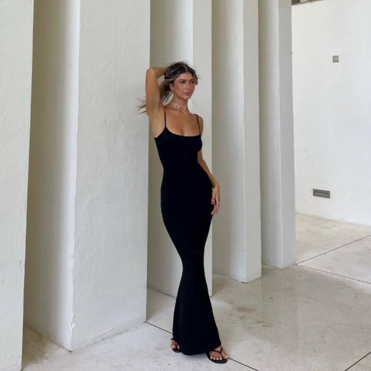 Influencer con vestido bodycon que hace tipazo