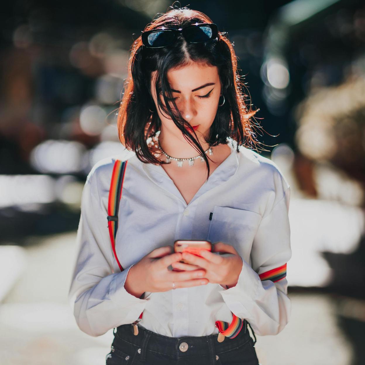 El papel de los padres es poner límites en cuanto al uso de las redes sociales para que no se convierta en un abuso. 