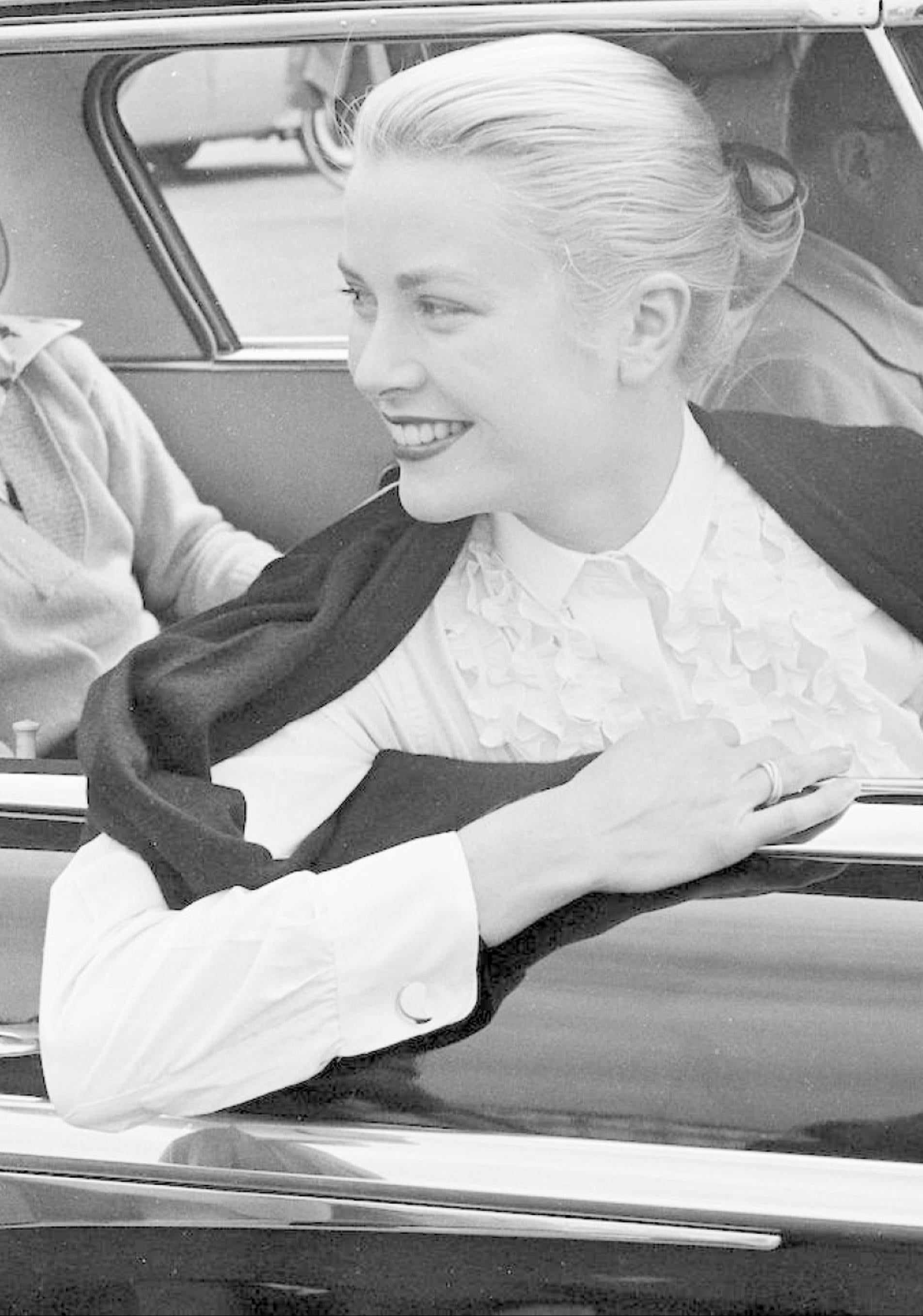 Grace Kelly con anillo Trinnity de Cartier, en el festival de Cannes, 1955.