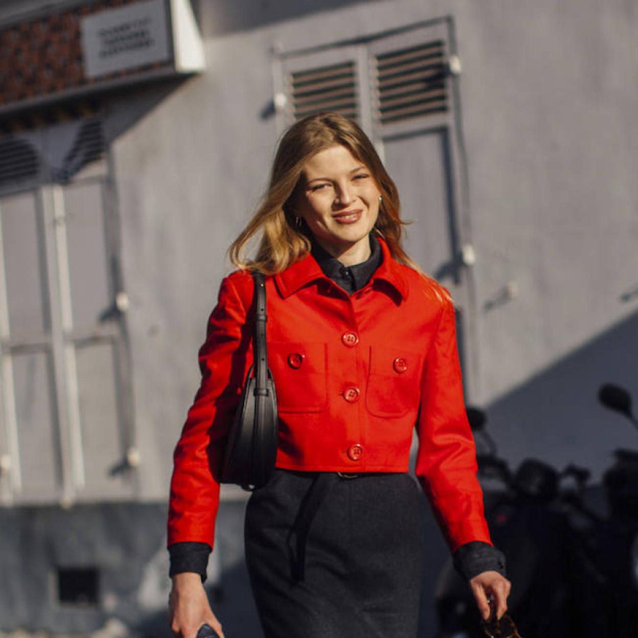 Influencer con look favorecedor