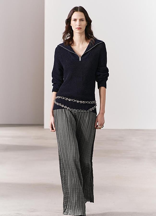 Imagen - Falda plisada de corte midi de Zara.