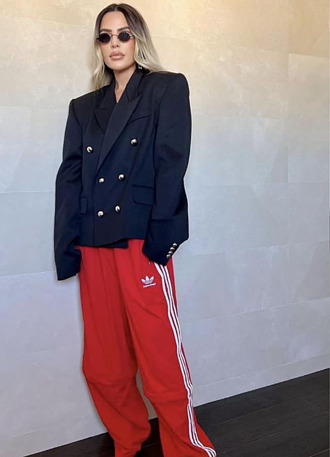 Imagen - La influencer Laila Aziz con los pantalones track de Adidas en color rojo/@lailaazizofficial