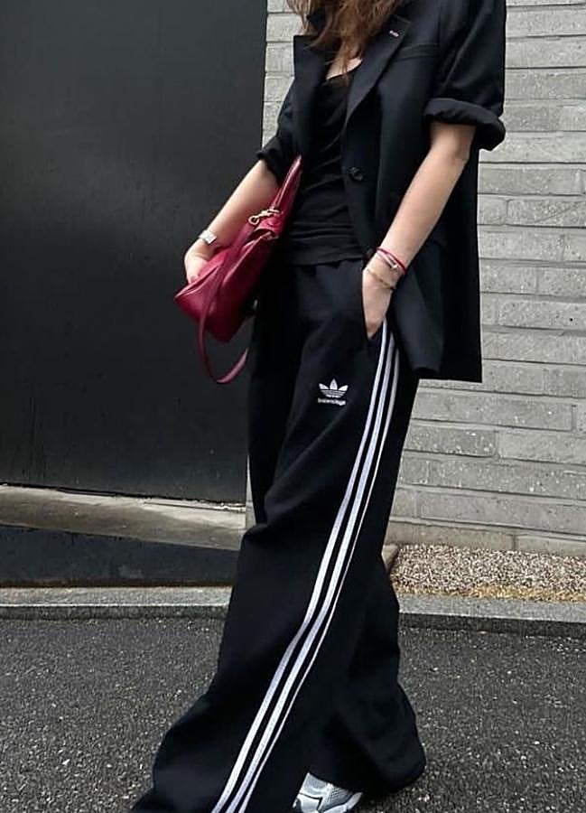 Imagen - Los pantalones Firebird Loose de Adidas en negro/@vogueandcoffe
