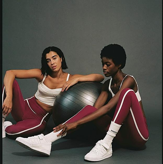 Mujeres haciendo ejercicio con pelota. 