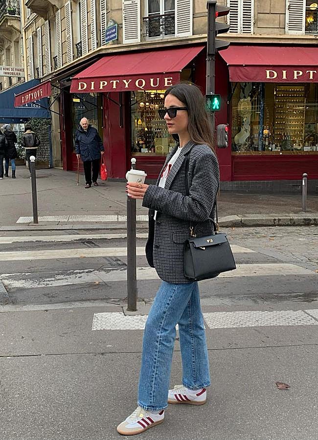 Imagen - La influencer Julie con las zapatillas adidas Samba/@LEASSY_INPARIS