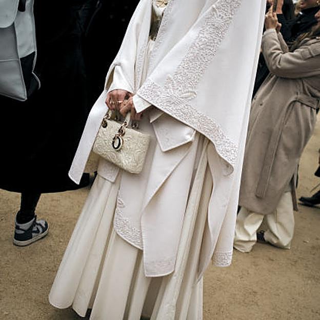 Bolsos de mano que triunfan entre invitadas: son elegantes y tienen el tamaño perfecto