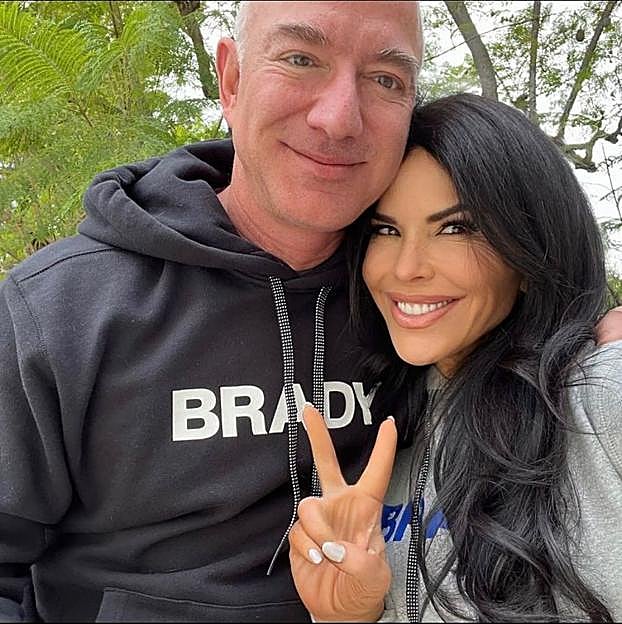 Jeff Bezos junto a su pareja actual, Lauren Sánchez. 