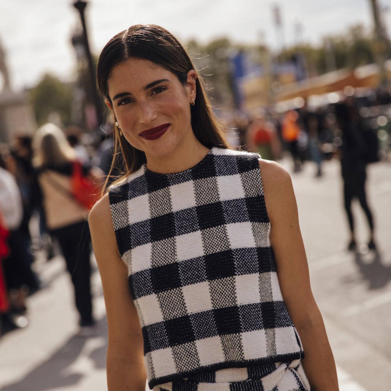 Modelo con maquillaje efecto moreno favorecedor con polvos bronceadores