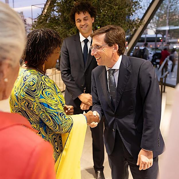 Jose Luis Martínez-Almeida con la economista Susan Kinyua en los Premios Harambee 2024. 