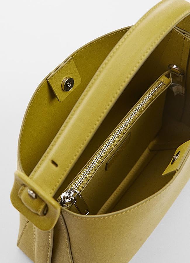 Imagen - El interior del bolso de Mango lleva una cartera con cremallera.