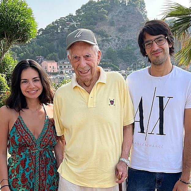 Mario Vargas Llosa junto a sus nietos. 