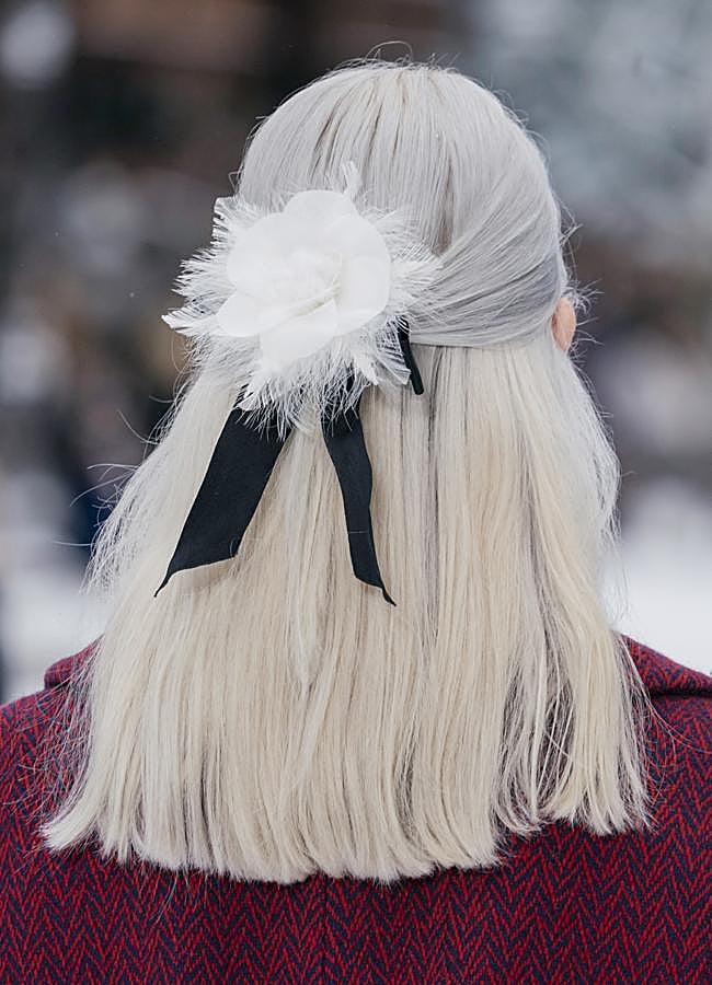 Imagen - Una mujer con canas y melena midi recta. Foto: Launchmetrics spotlight.