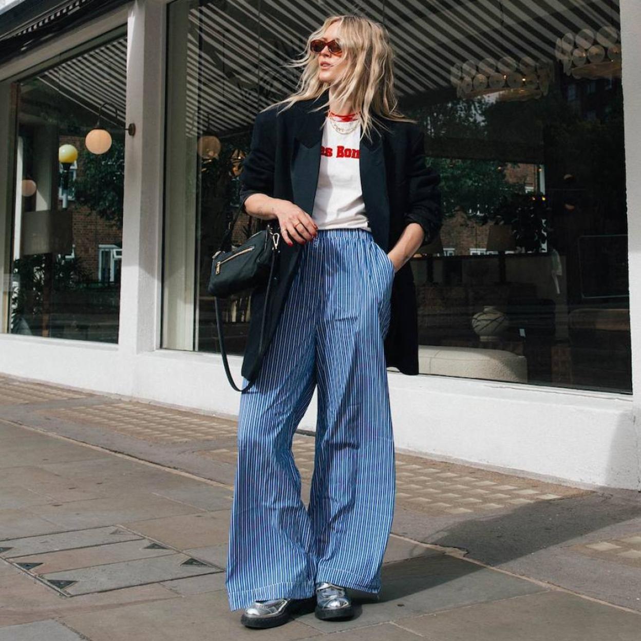 Influencer con pantalones de rayas