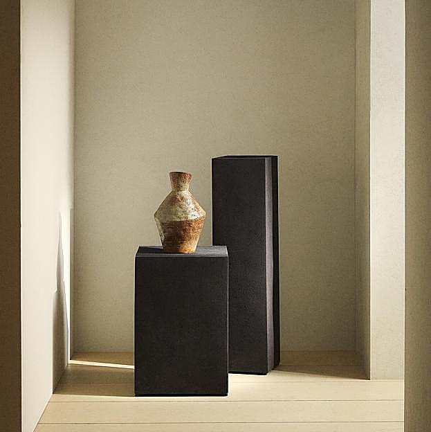 Imagen principal - La peana metálica superior cuesta 99.90 euros. Las mesas nido, entre 69.90 y 89.90 euros según el tamaño.