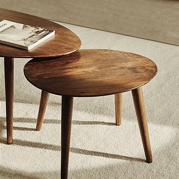 Imagen principal - La mesa de madera de acacia cuesta 49.90 euros; las mesas de fibras naturales con bandeja plegable cuestan 59.90 y 69.90 euros cada una.