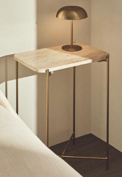 Imagen secundaria 2 - La mini mesa de mármol travertino cuesta 89.99 euros, mientras que las mesillas de mármol cuestan 69.99 euros cada una.