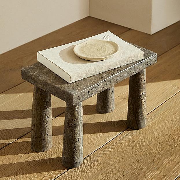 Imagen principal - La mini mesa de mármol travertino cuesta 89.99 euros, mientras que las mesillas de mármol cuestan 69.99 euros cada una.