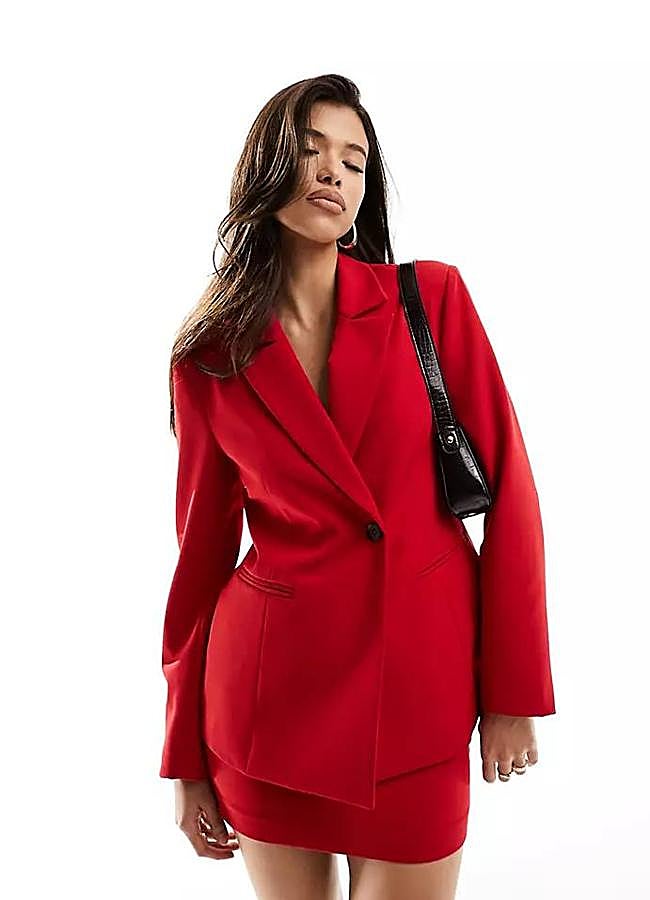 Imagen - Traje rojo con americana y falda