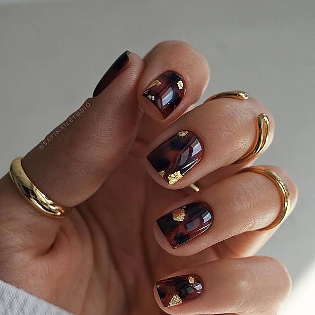 Uñas animal print con detalles dorados