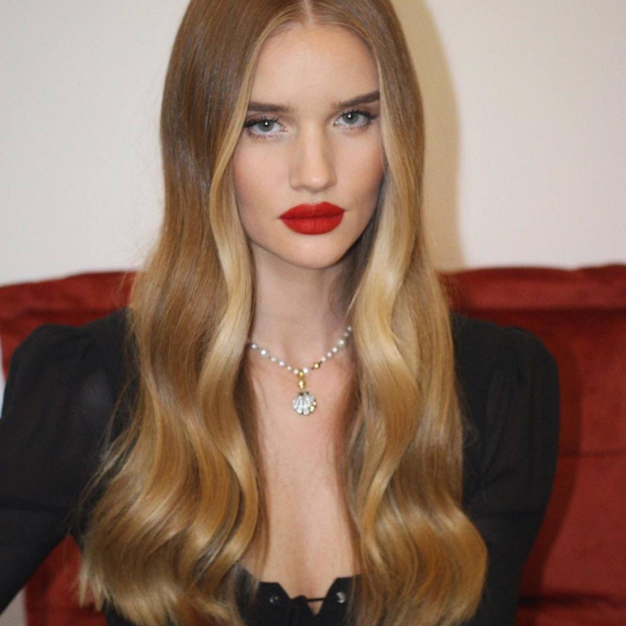 Rosie Huntington-Whiteley con pelo brillante
