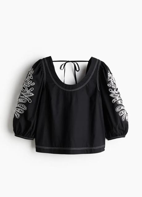 Imagen - Blusa negra con bordados de H&M (29,99 euros euros)