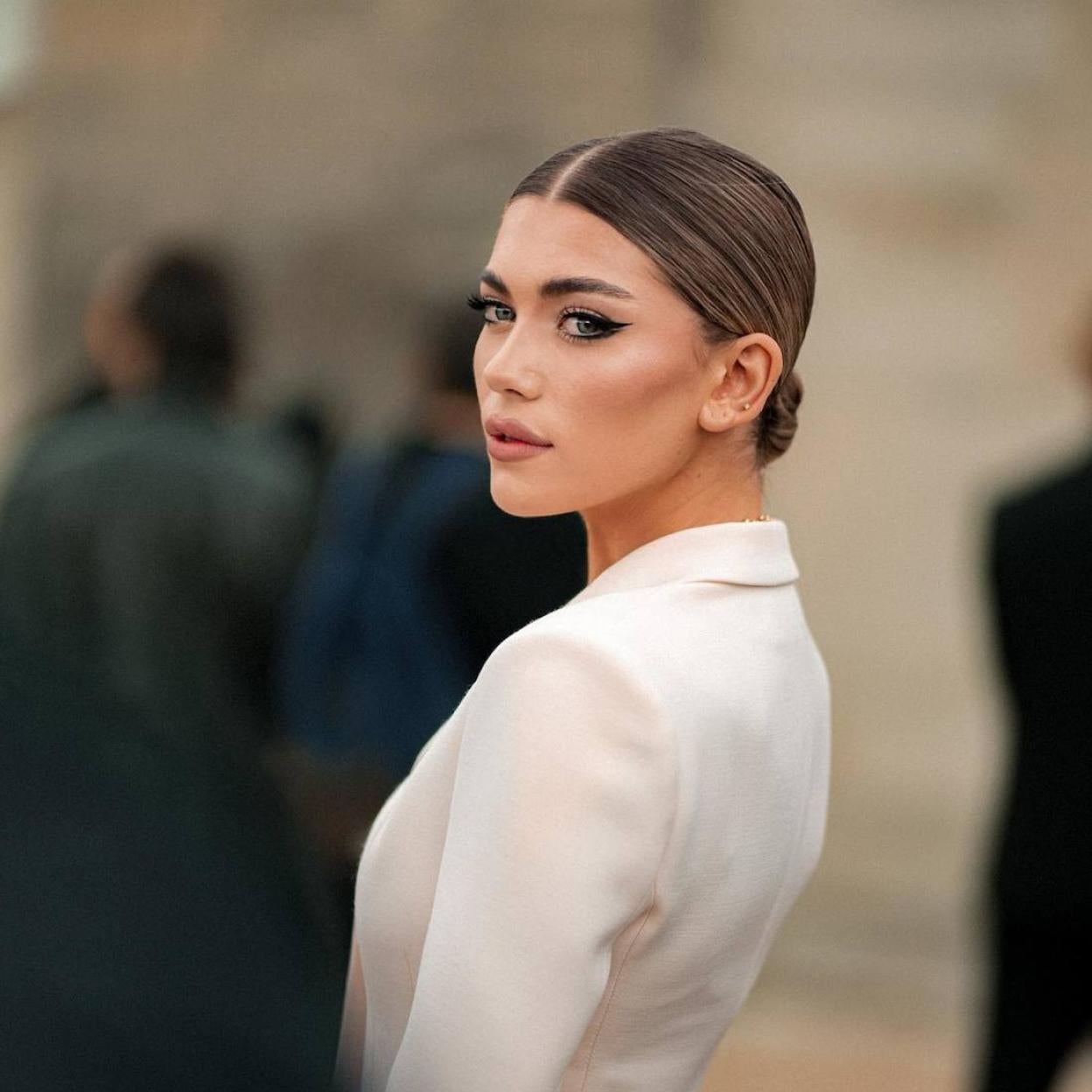 Modelo con piel luminosa