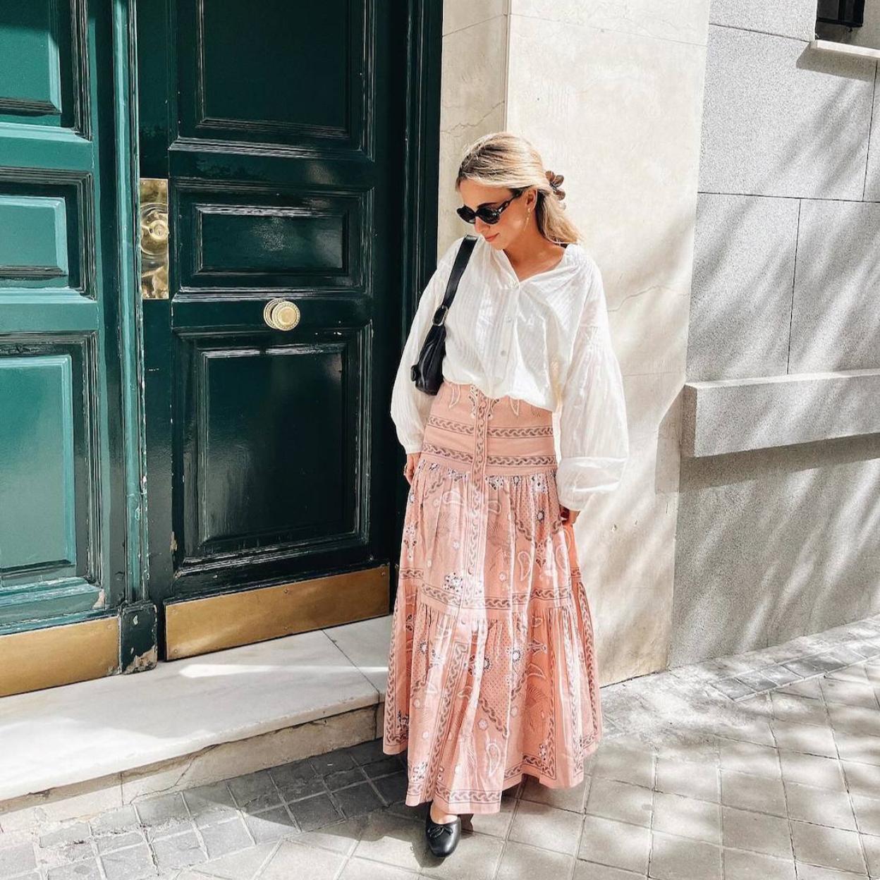 Influencer con look de maxifalda