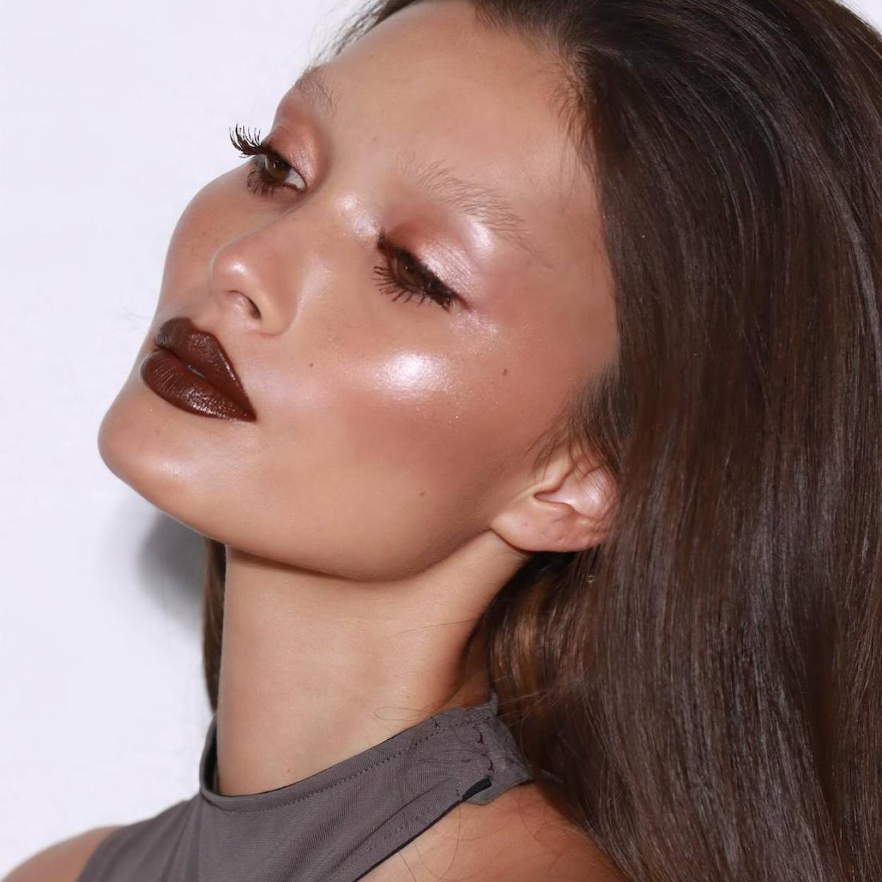 Modelo con maquillaje radiante por iluminador en polvo