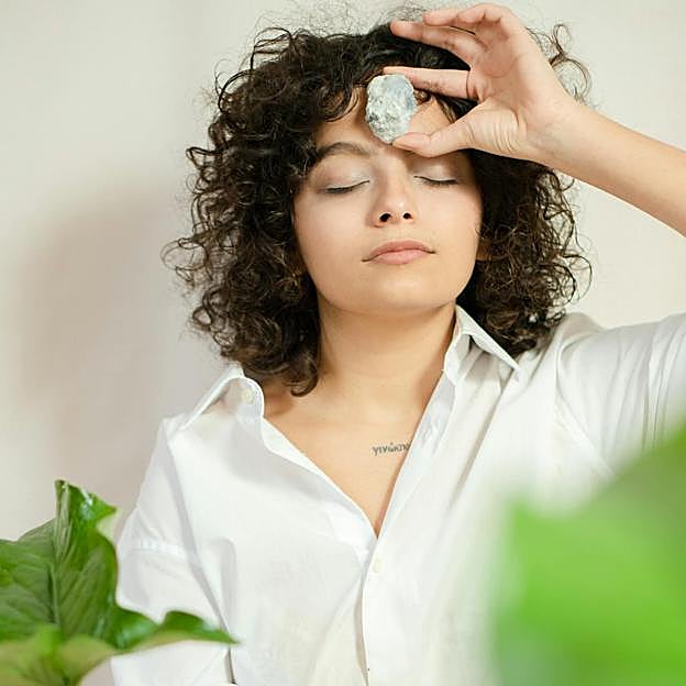 Practicar la meditación con cristales puede ayudarte a alcanzar la claridad mental en Mercurio retrógrado. 