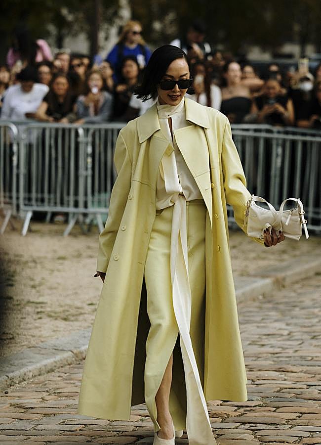 Imagen - Una mujer con total look en Butter Yellow. Foto: Launchmetrics spotlight.