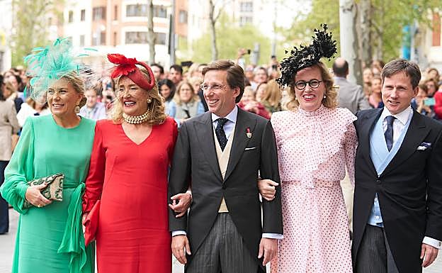 De izquierda a derecha, Ángela, Casilda, José Luis, Magdalena y Alfonso Martínez Almeida. 