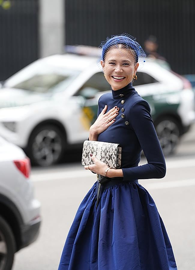 Imagen - Carla Pereyra con tocado azul. Foto: Limited Pictures.