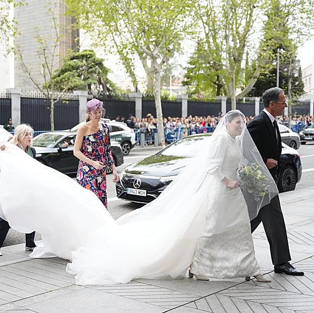 El vestido de novia de Teresa Urquijo ha sido modificado por Navascués.