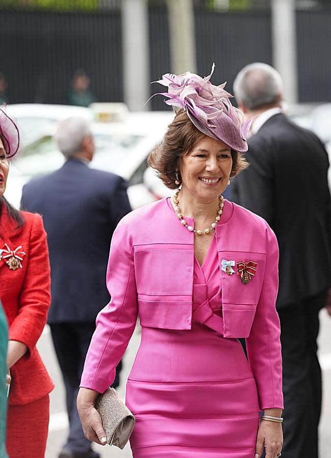 Imagen - Beatriz Moreno y de Borbón con tocado rosado. Foto: Limited Pictures.