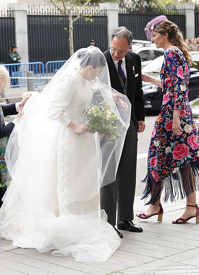 Imagen - Teresa Urquijo se coloca el vestido de novia. / LIITED PICTURES