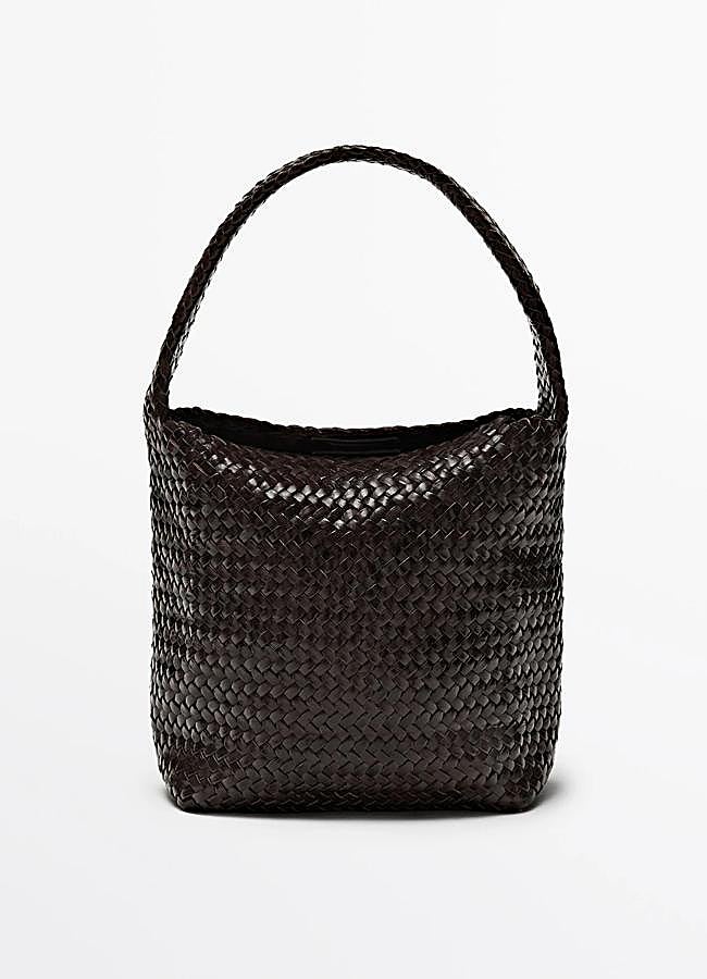 Imagen - Bolso trenzado en marrón de Massimo Dutti.