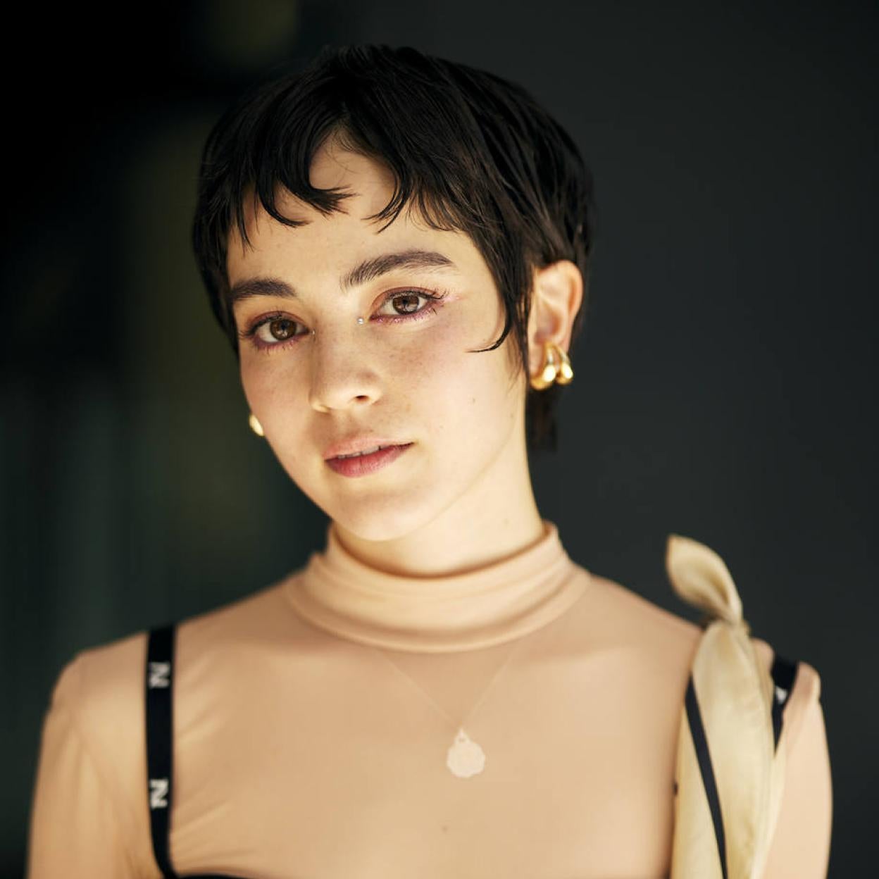 Influencer con corte de pelo con micro flequillo