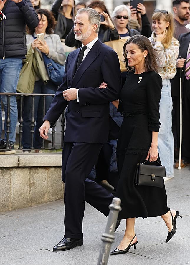 Imagen - La reina Letizia con un look negro en el funeral. / LIMITED PICTURES