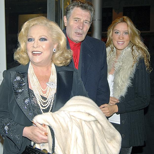 Iris, con sus padres, Ramiro Oliveros y Concha Márquez Piquer. 