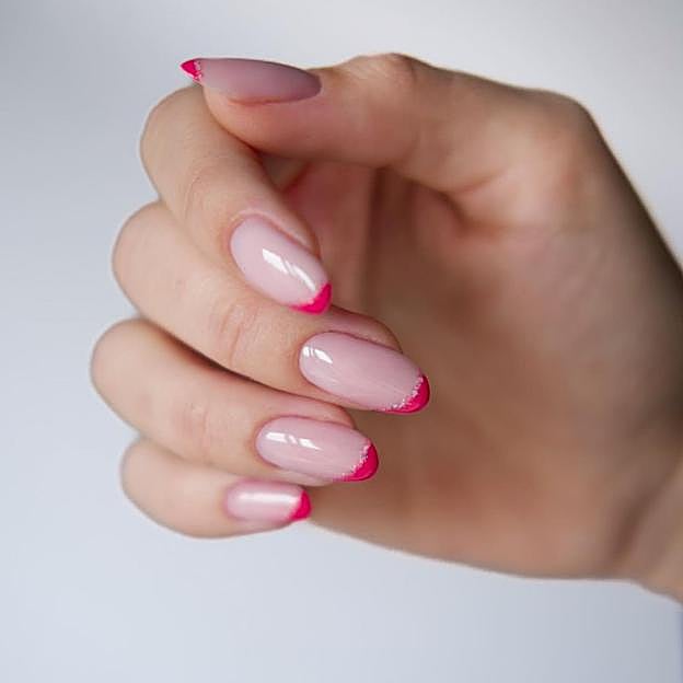 Uñas francesas con punta en rosa fucsia