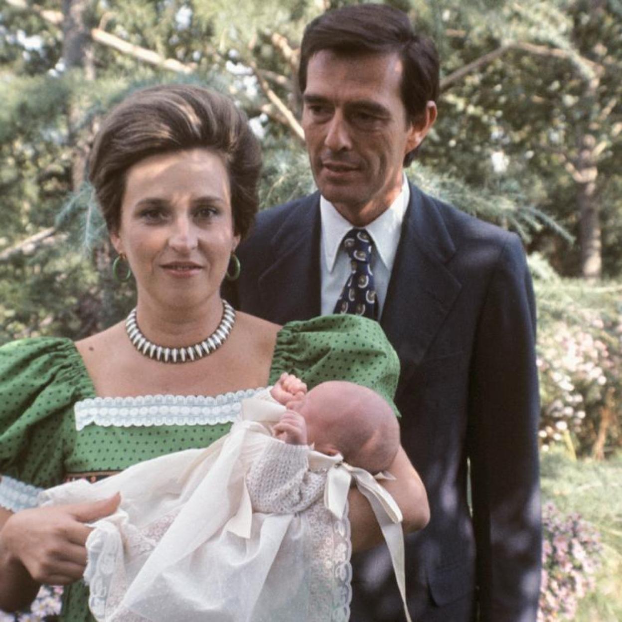 La infanta Pilar y su marido, Luis Gómez-Acebo, con su hijo Fernando. 