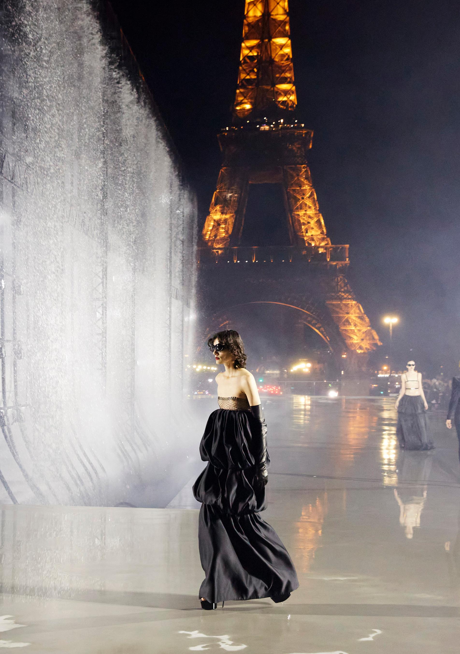 Desfile primavera-verano 2022 de Saint Laurent en las inmediaciones de la Torre Eiffel.