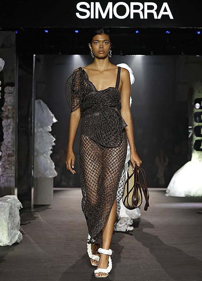 Imagen - Look del desfile The Art of Braiding, para la temporada SS24, de Simorra.