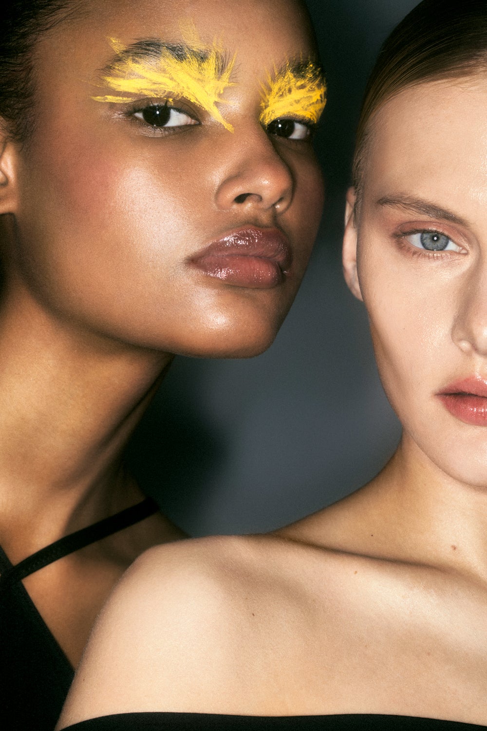 Imagen - Modelos con sombra amarilla y rosa de Shiseido. Fotografía: Elena Olay / Maquillaje y peluquería: Paula Soroa / Estilismo: Cristina Pérez Hernando.