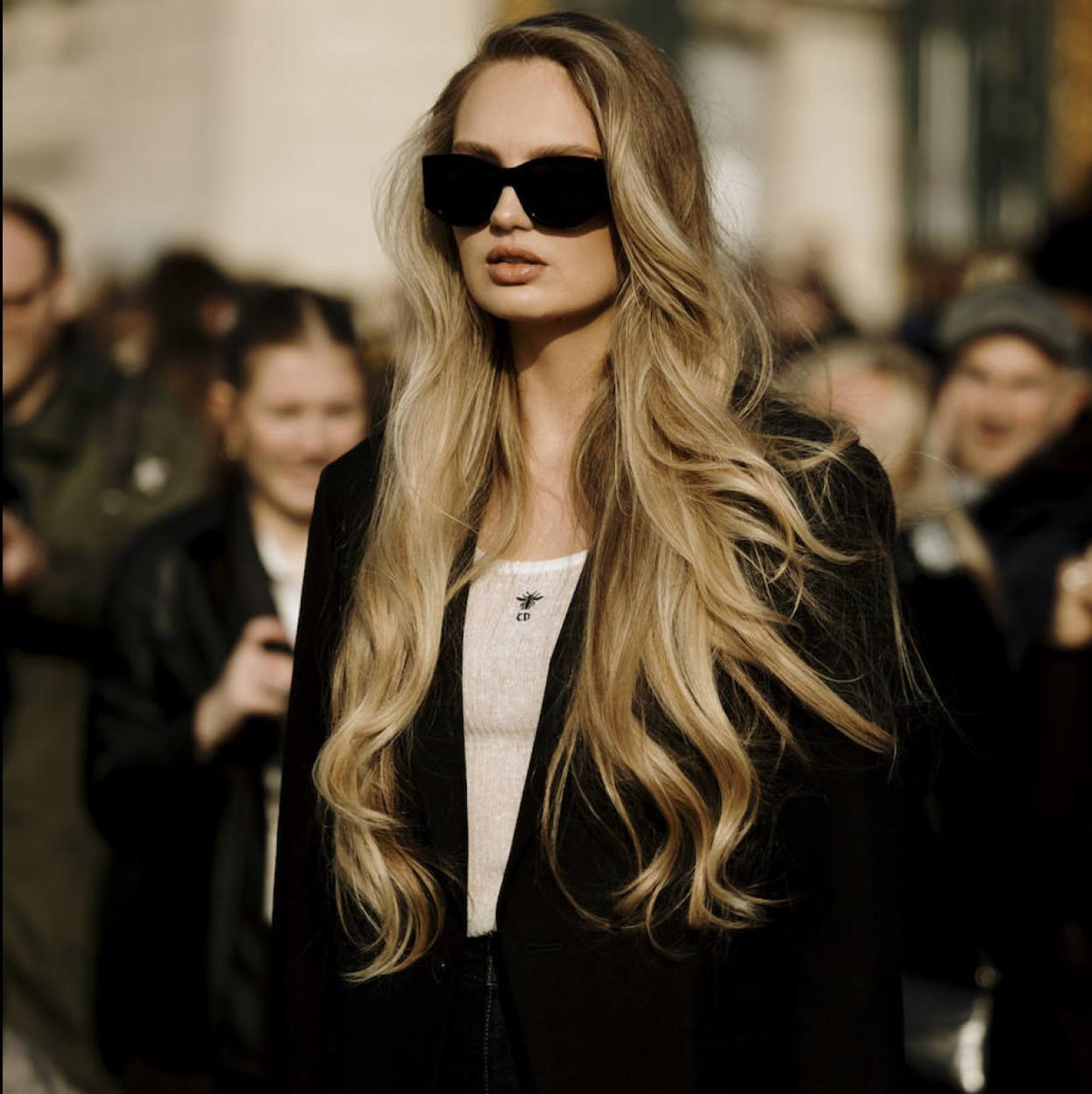 Modelo con pelo brillante y sedoso