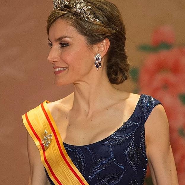 Reina Letizia con alfiler de la flor de lis