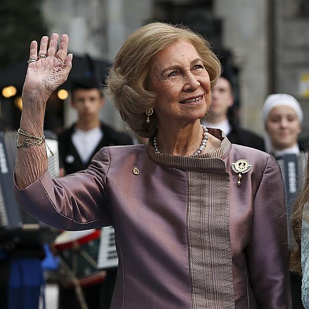 Reina Sofía con el broche de Asturias