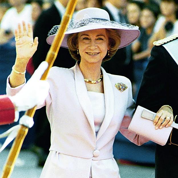 Reina Sofía con el broche del collar de turmalinas