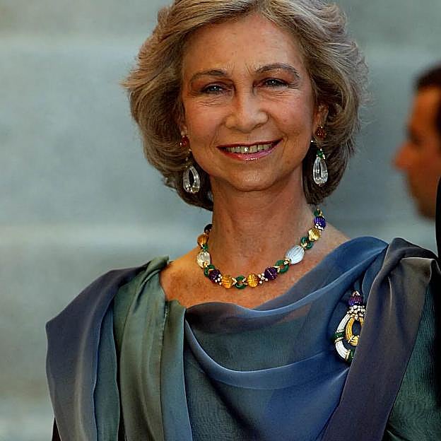 Reina Sofía con la parure de vivos colores